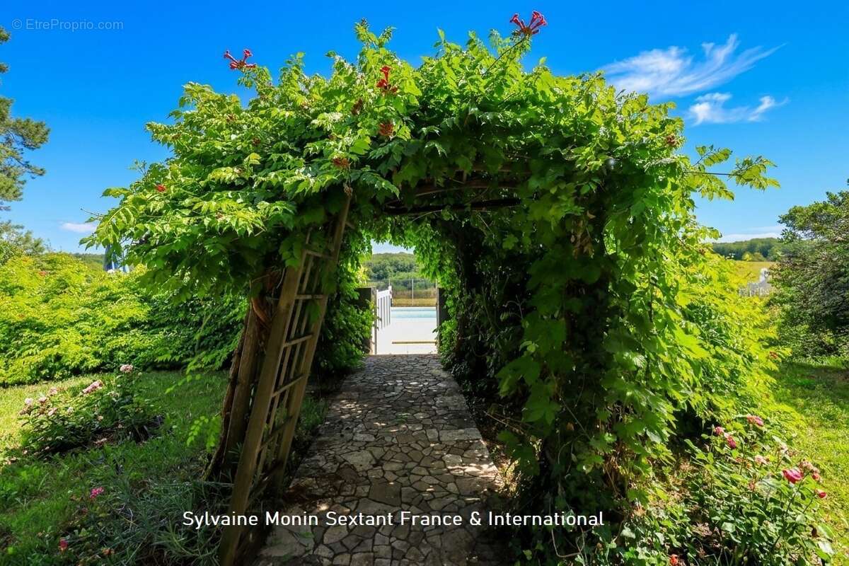 Superbe domaine de caractère du XVIIIe siècle sur 4 hectares avec piscine, maison d'amis et dépendances - photo 4