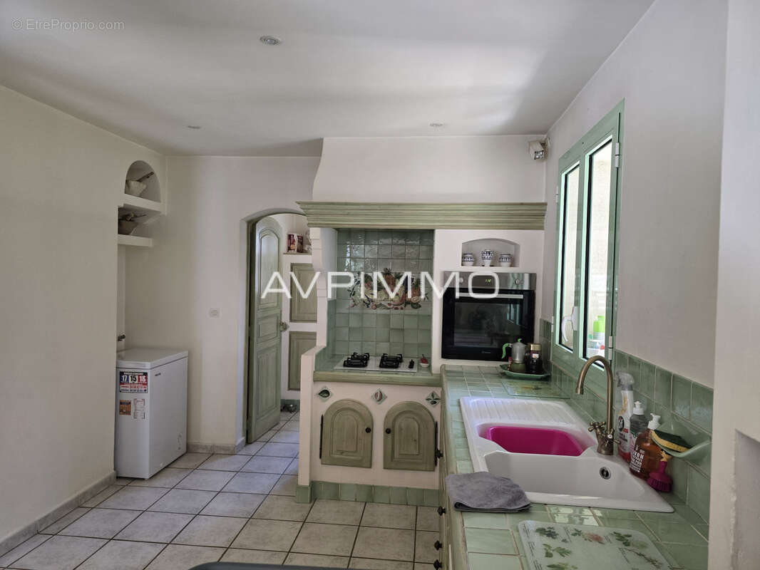 Saint-cyr-sur-mer   2 maisons + studio sur 950 m2   fort potentiel - photo 4