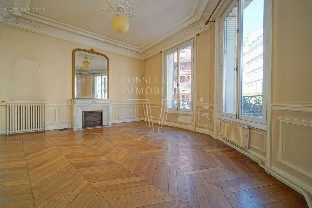 Appartement à PARIS-8E