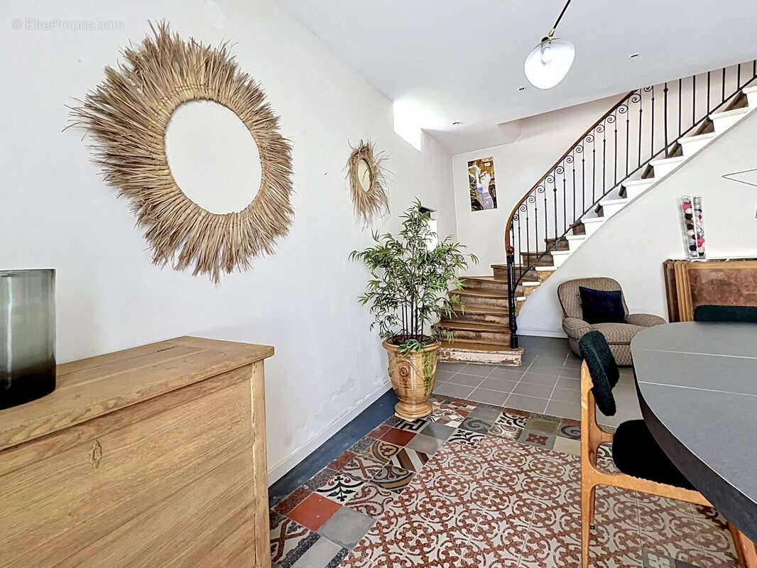 Maison de village avec jardin - 223m2 au cœur du village de Fareins - photo 4