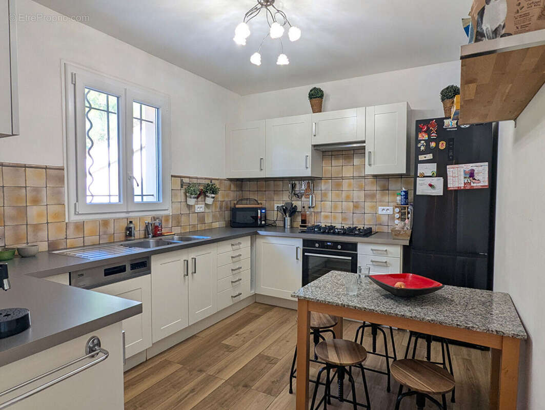 VILLECROZE, maison de plain-pied 130 m², 3 chambres, piscine, garage, terrain de 3 300 m² - photo 12