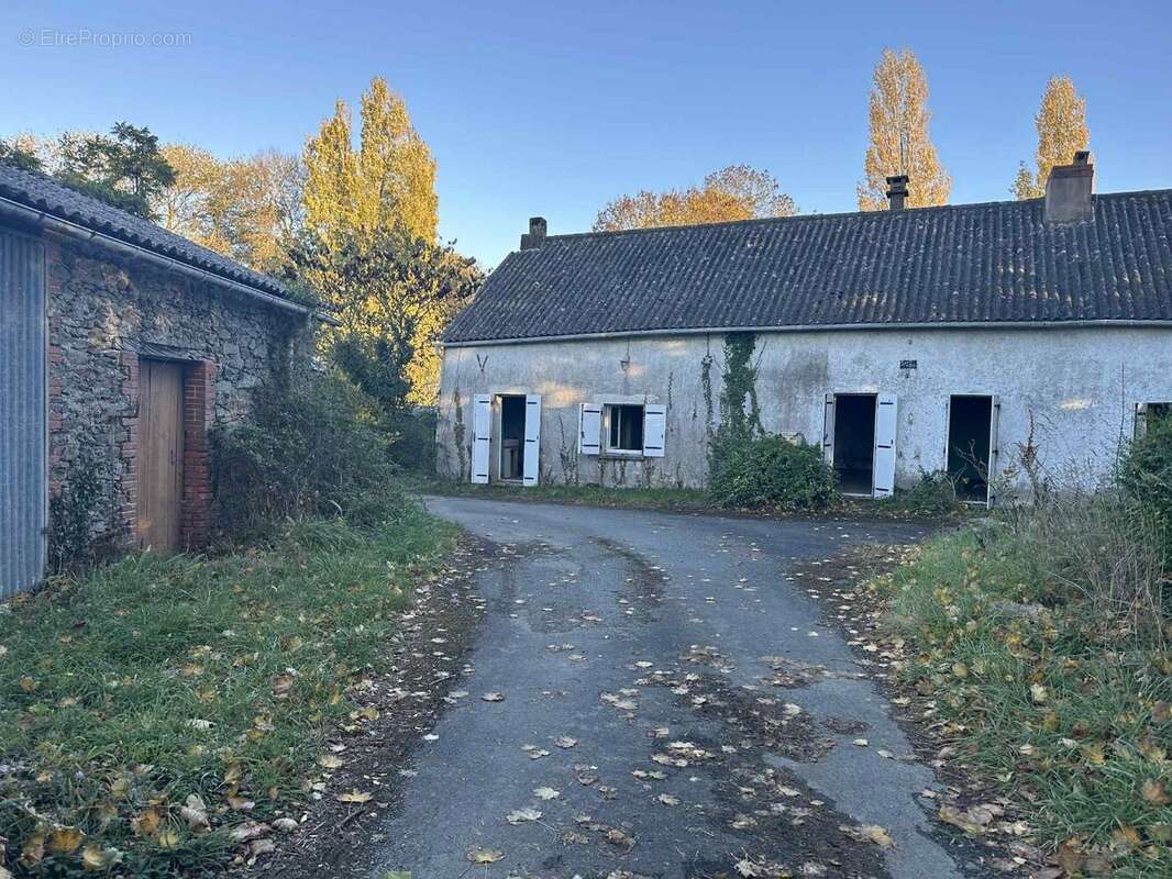 Maison à SAINT-LAMBERT-DU-LATTAY