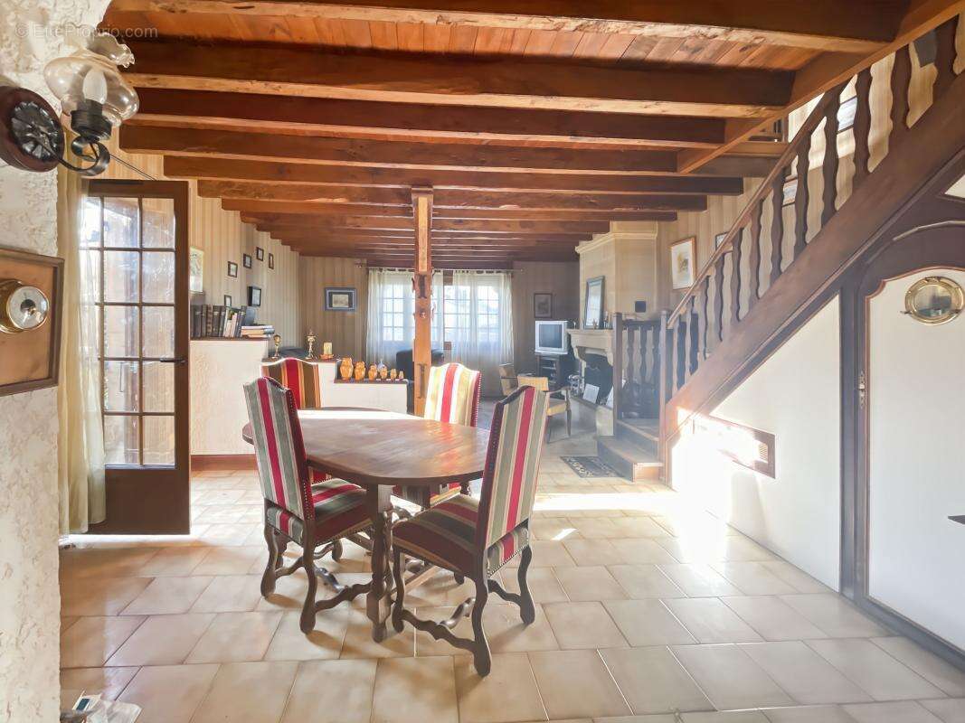 Maison à MANZAC-SUR-VERN