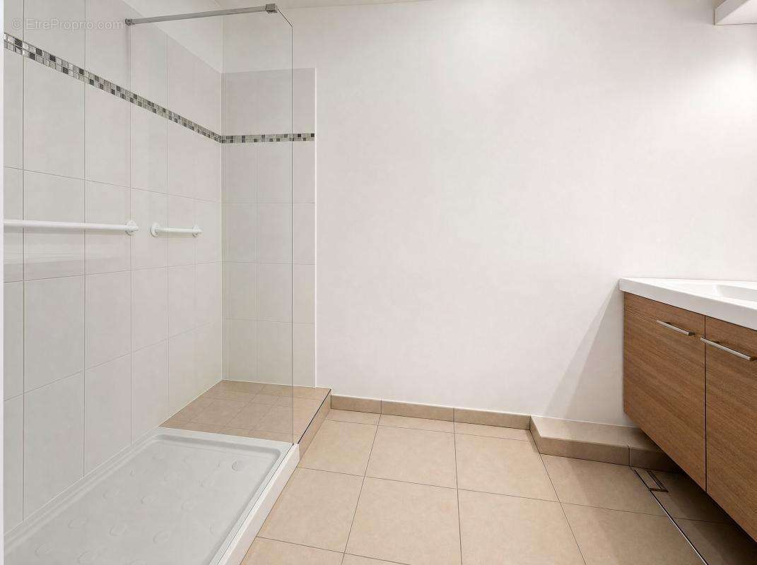 Appartement à SAINT-LAURENT-DU-VAR