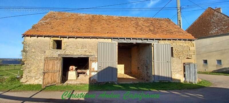 Entre Charolles, La Clayette et Paray le Monial, ancien corps de ferme en pierres, à rénover, sur parcelle de terrain de 900 m²  - photo 4