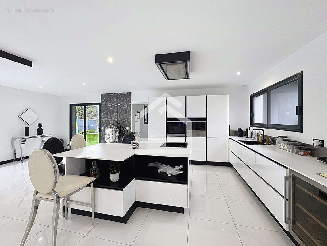 Soussans - Maison Contemporaine de 175m2, 5 chambres, piscine et garage. - photo 8