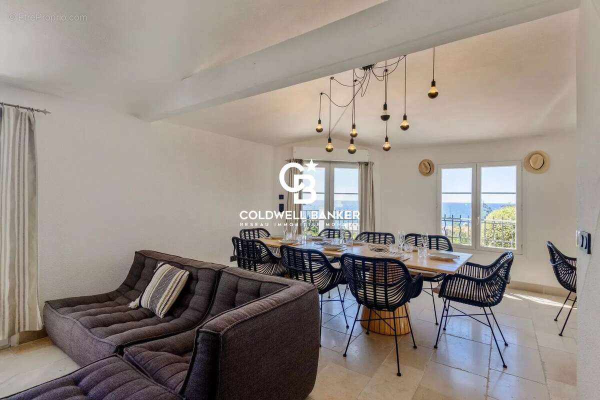 Située dans un domaine privé et sécurisé d’Agay à Saint-Raphaël, opportunité d’investissement rare sur la Côte d’Azur, alliant e - photo 15