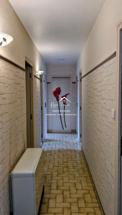 Couloir désevant les espaces nuits - Maison à VAUX-SUR-VIENNE