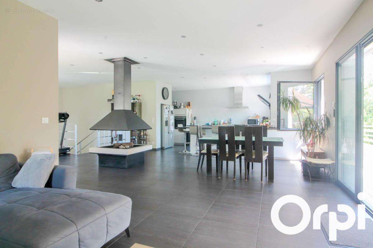 Maison à SAINT-LAURENT-DE-LA-PREE