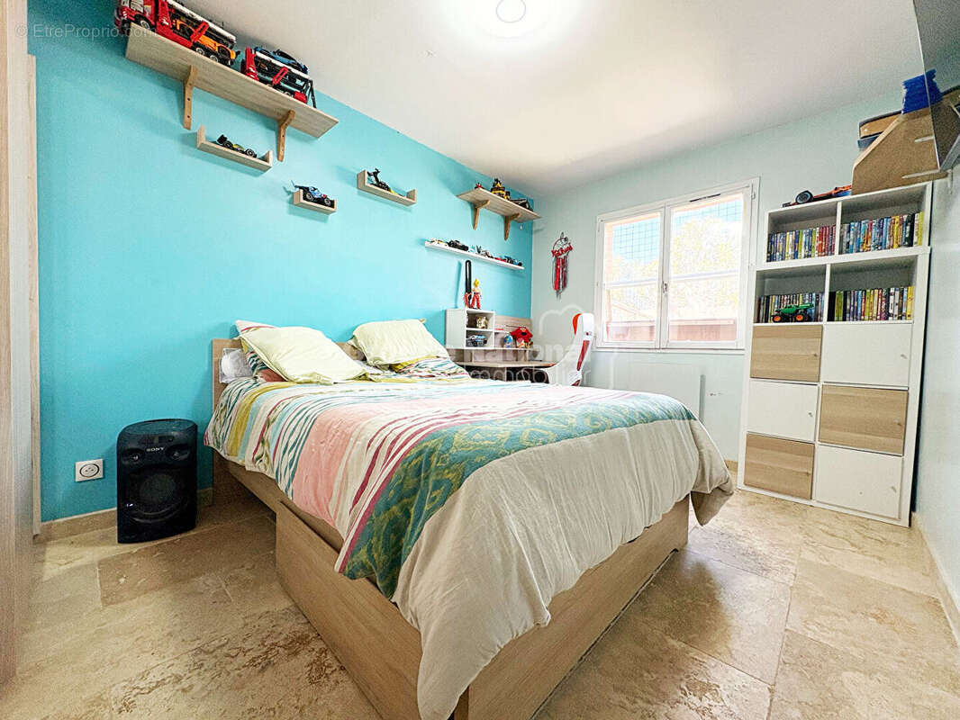 Exclusivité à Salon de Provence : Superbe maison 6 pièces avec piscine au quartier Bel-Air - La Crau - photo 12
