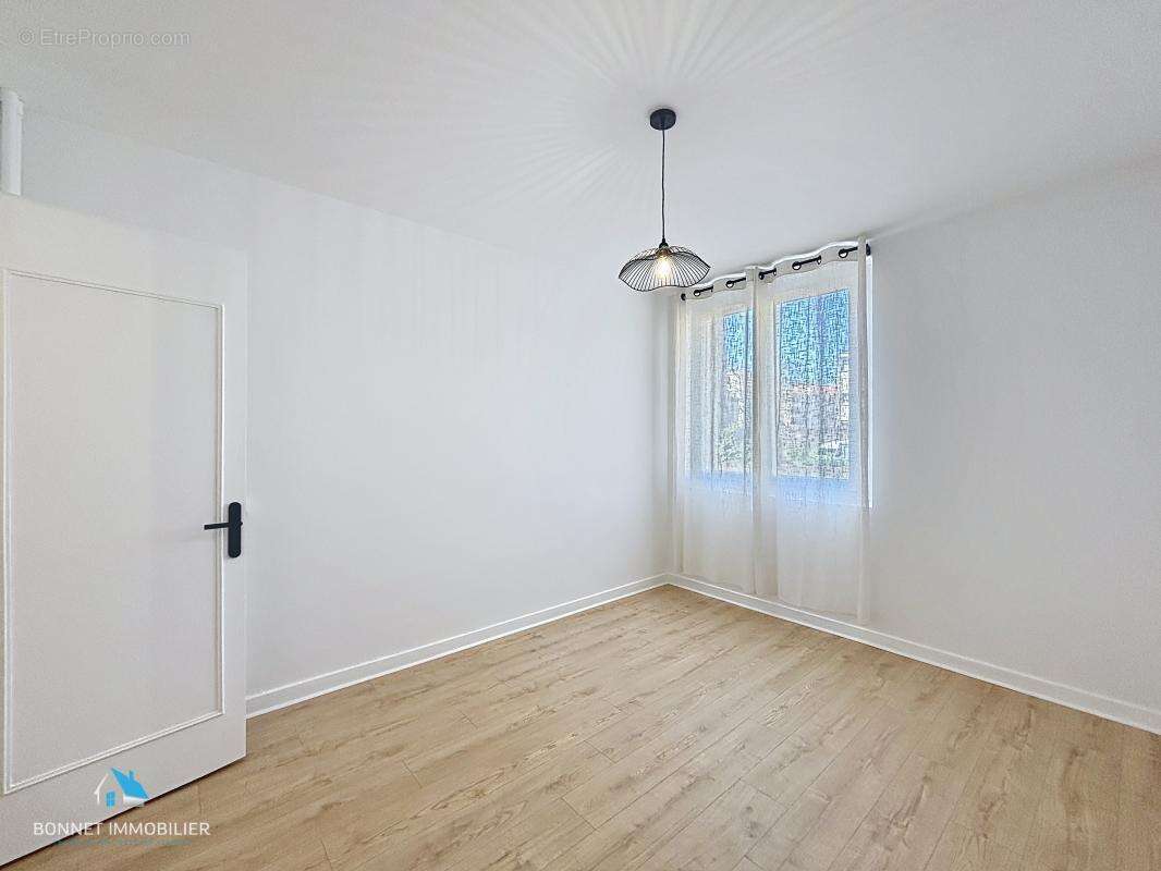Appartement T4 rénové + meublé – Balcon – Garage – Aucun travaux ! - photo 7