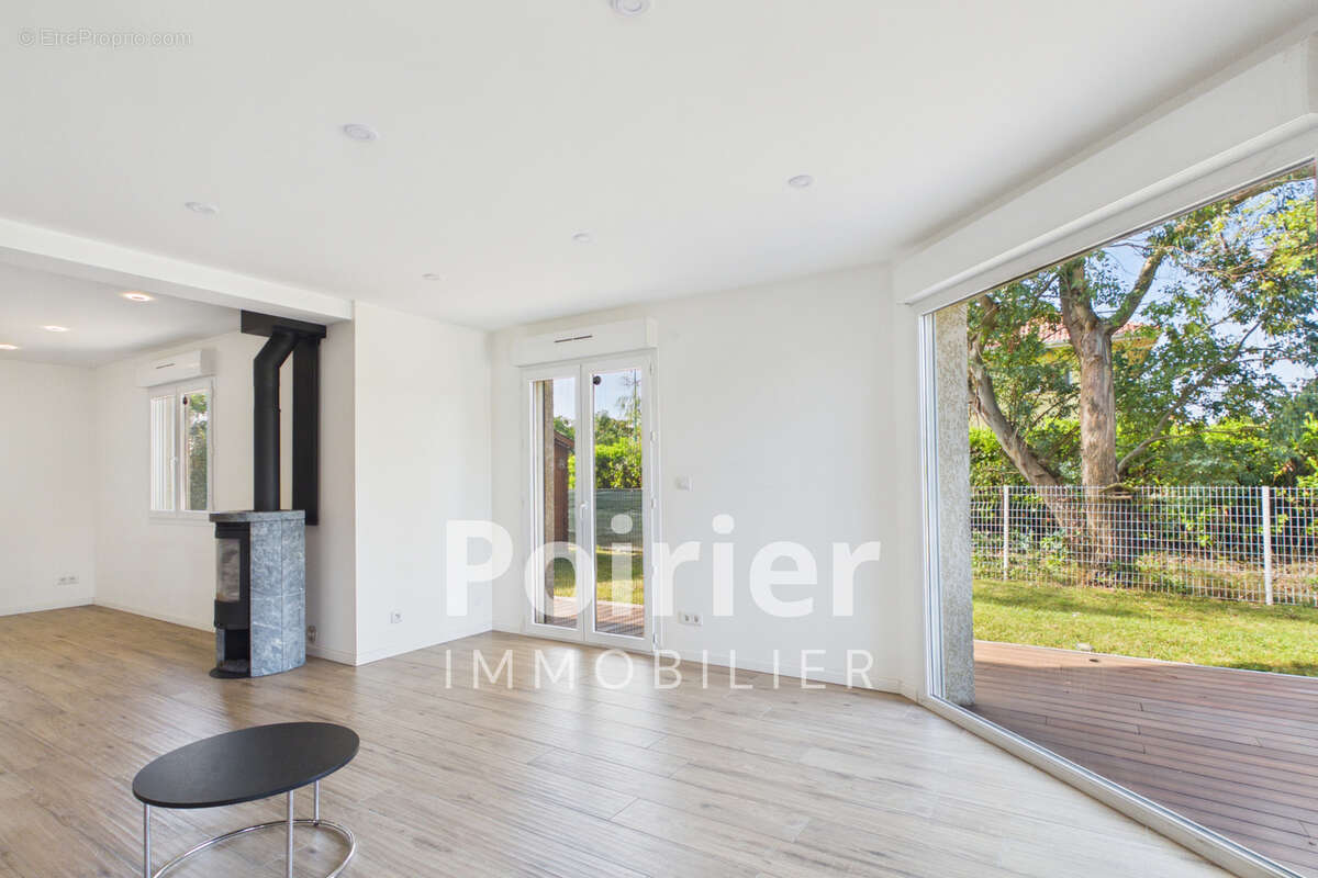 Maison contemporaine 6 pièces de 140 m2 avec piscine - photo 4