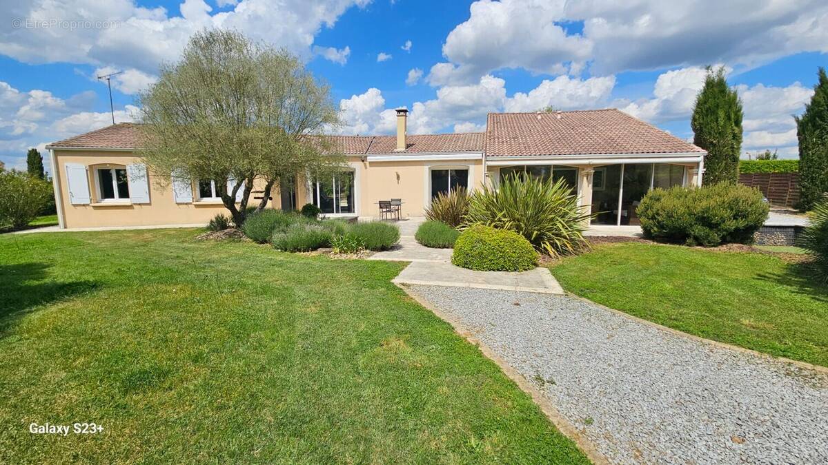 Maison à MAGNE