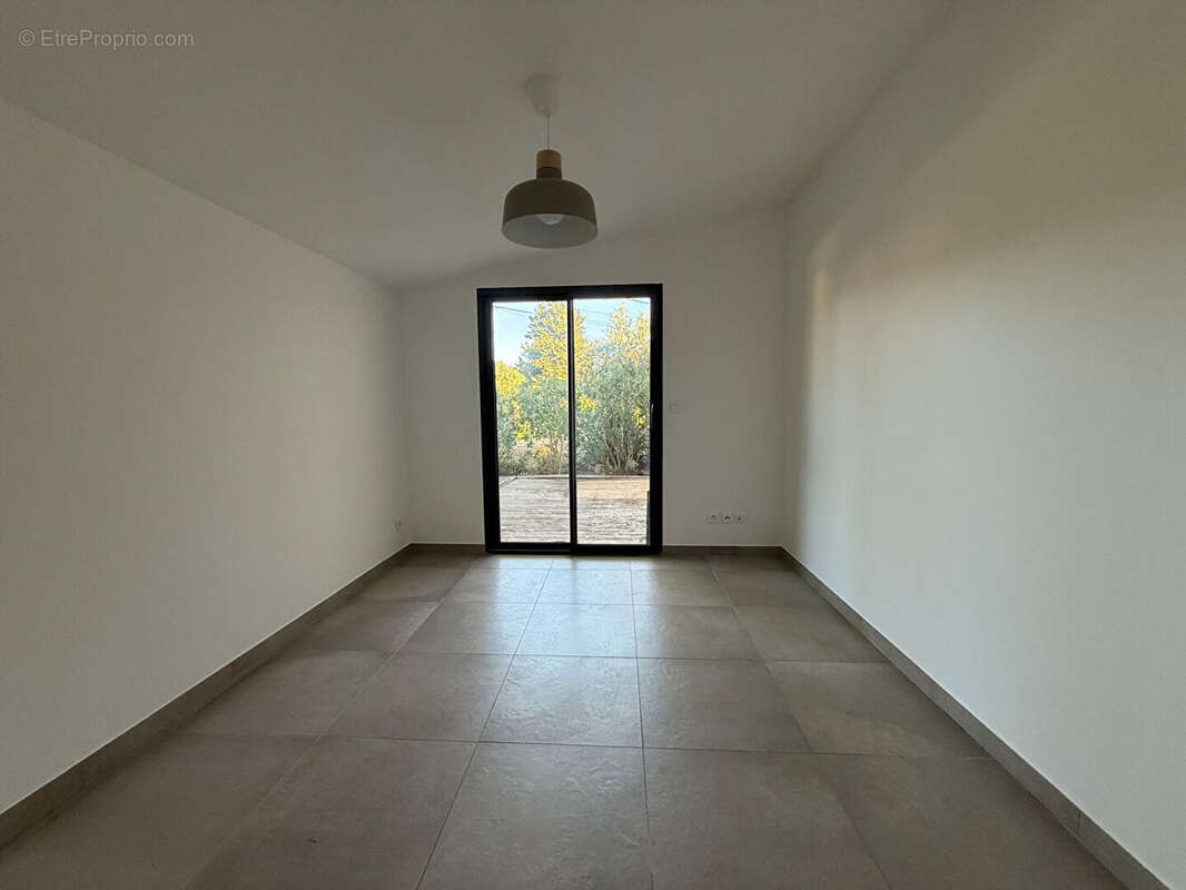 Maison à SAINT-MITRE-LES-REMPARTS