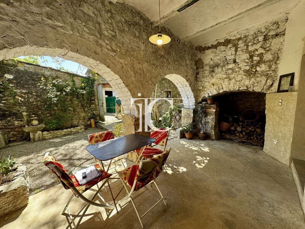 Maison à BERRIAS-ET-CASTELJAU