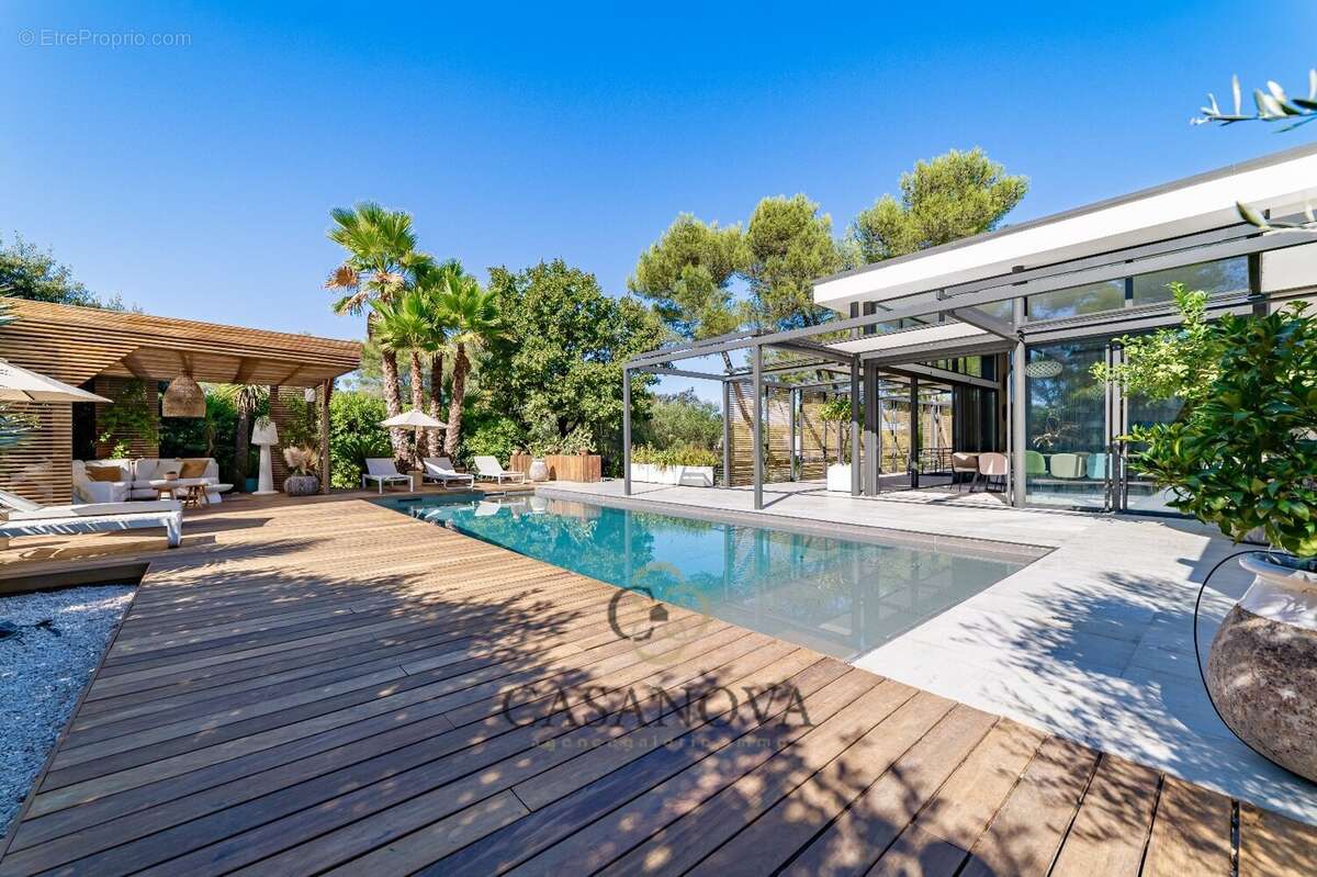 Maison à SAINT-CLEMENT-DE-RIVIERE