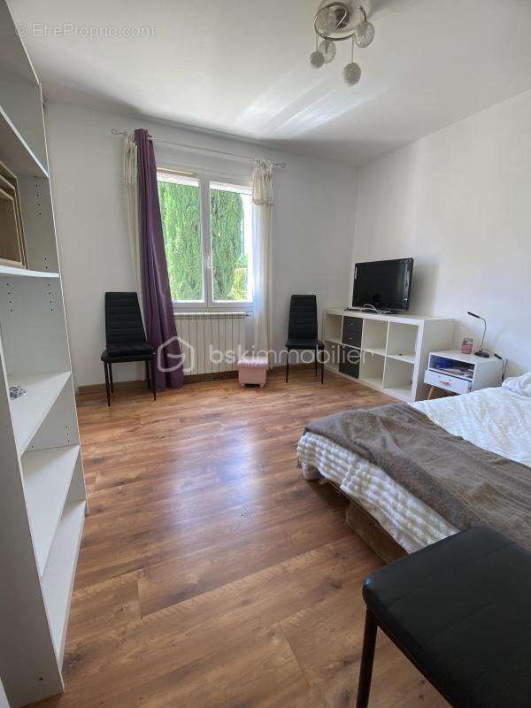 Maison familiale de plain-pied avec piscine sur près de 2000m2 de terrain - photo 11