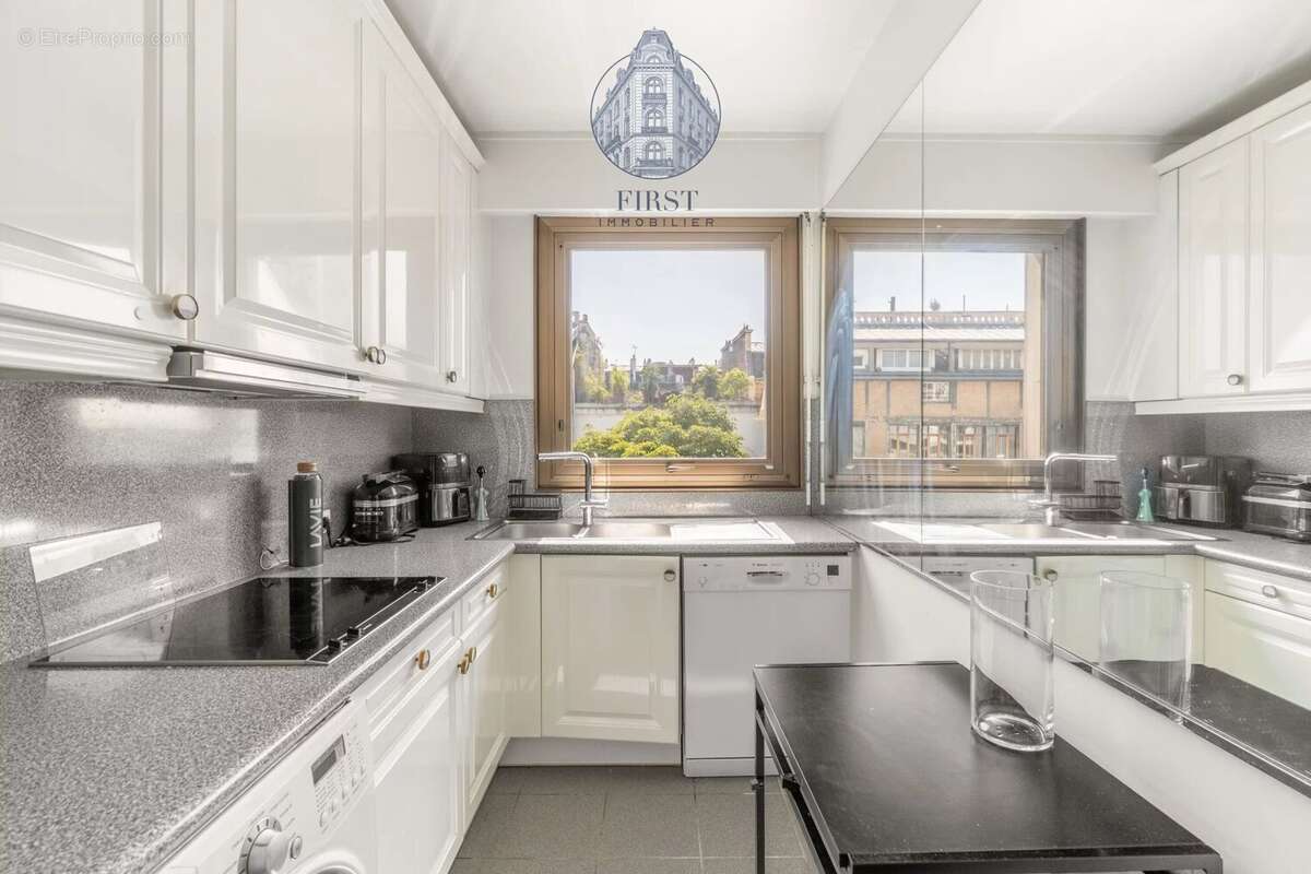 Appartement à PARIS-16E