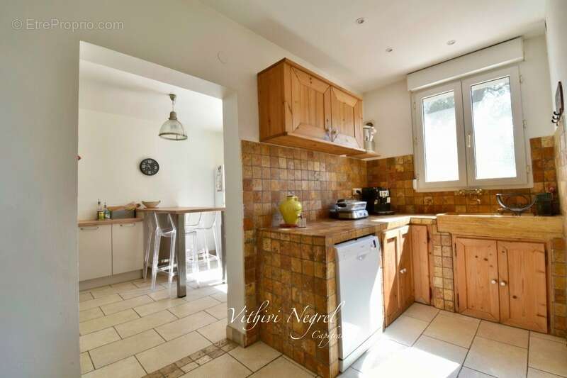 Propriété à vendre 8 pièces et annexe  MOURIES (13) - photo 8
