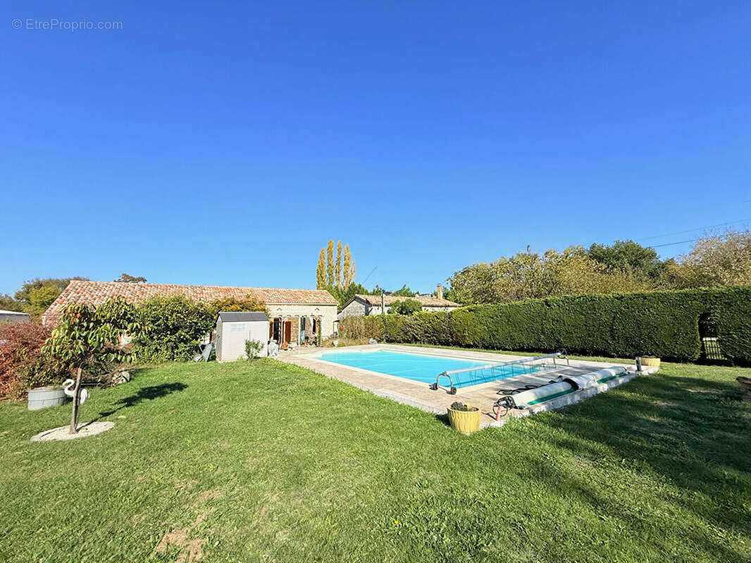 Montcuq: proche commerces - photo 3