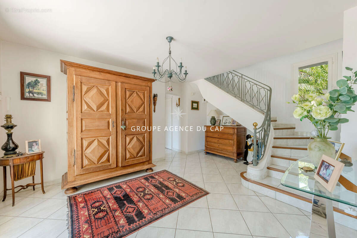 Coeur des golfs Villa 6 pièces avec vue dégagée, piscine et garage - photo 6