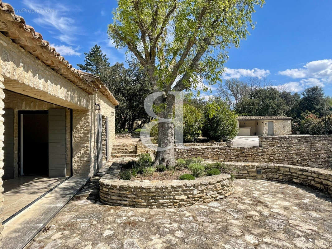Maison à MENERBES