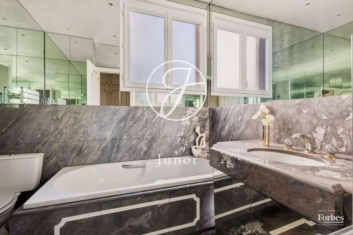 Appartement à PARIS-16E