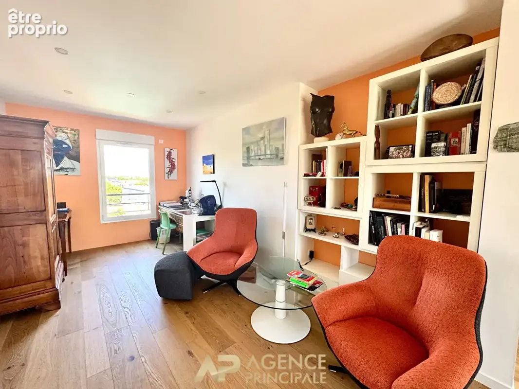 Appartement Type 3 bis - 110m2 - Dernier étage avec terrasse - Box et parking - La Genette - photo 8