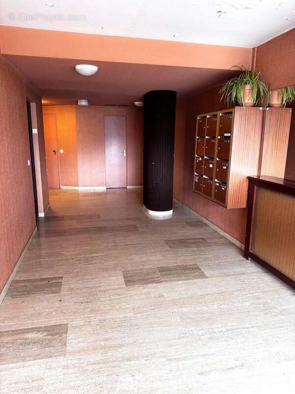 Commençons la visite par le hall d'entrée de l'immeuble - Appartement à SAINT-MICHEL-SUR-ORGE