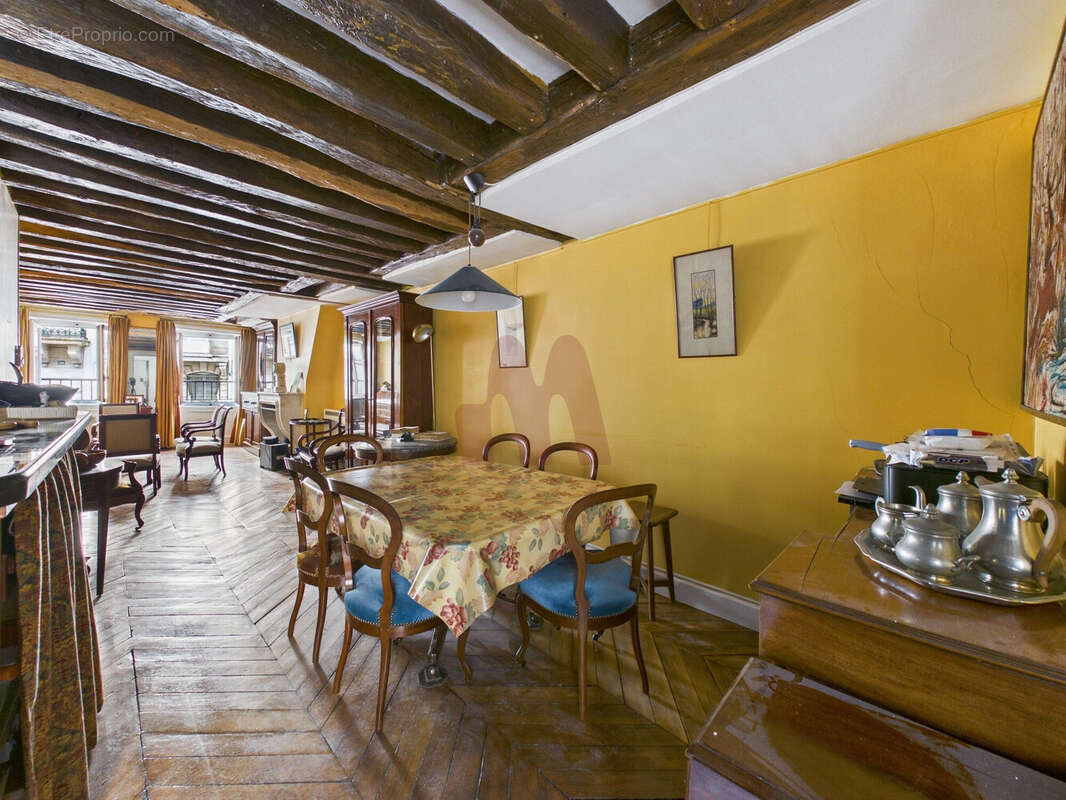Appartement à PARIS-1E