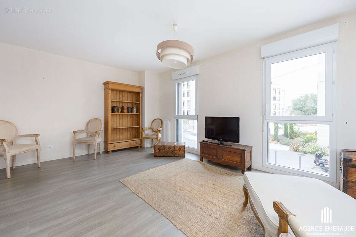 À vendre à Dinard, Appartement T4 avec balcon, garage, parking et cave, à deux pas des commerces et des plages. - photo 3