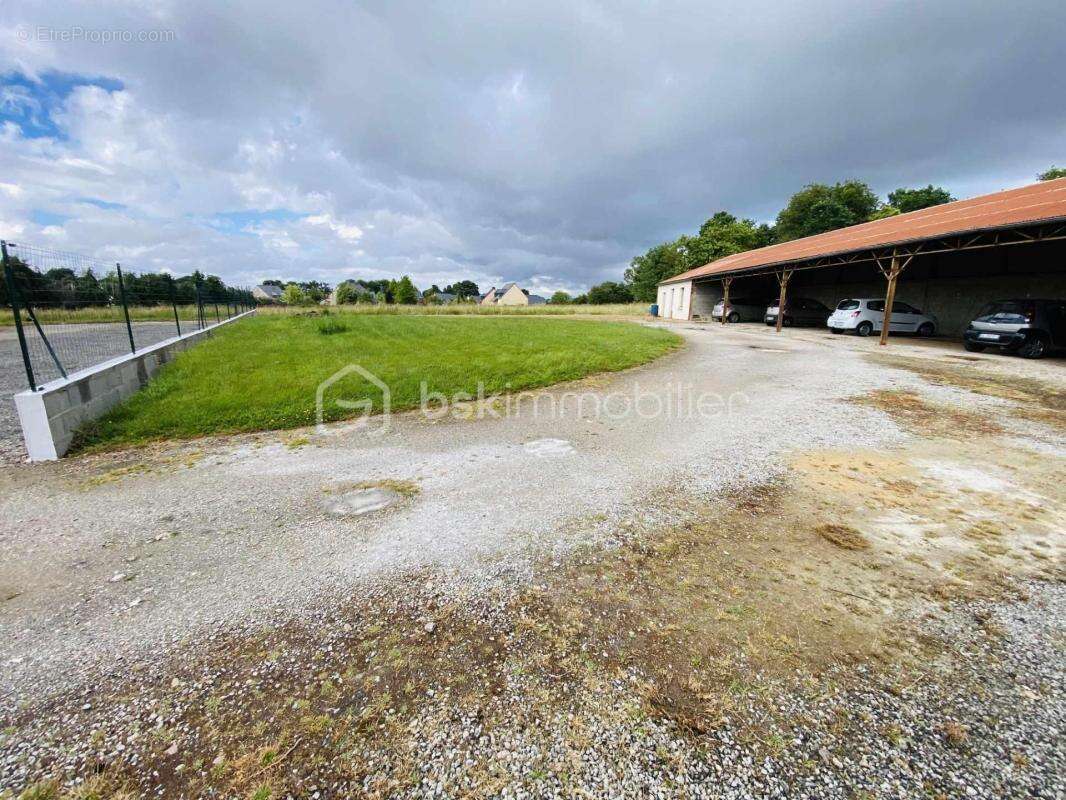 Terrain Constructible de 1050 M² avec 8 Garages ouverts et 3 Locaux Fermés d'environ 268 M²  (Plein Bourg) - photo 5