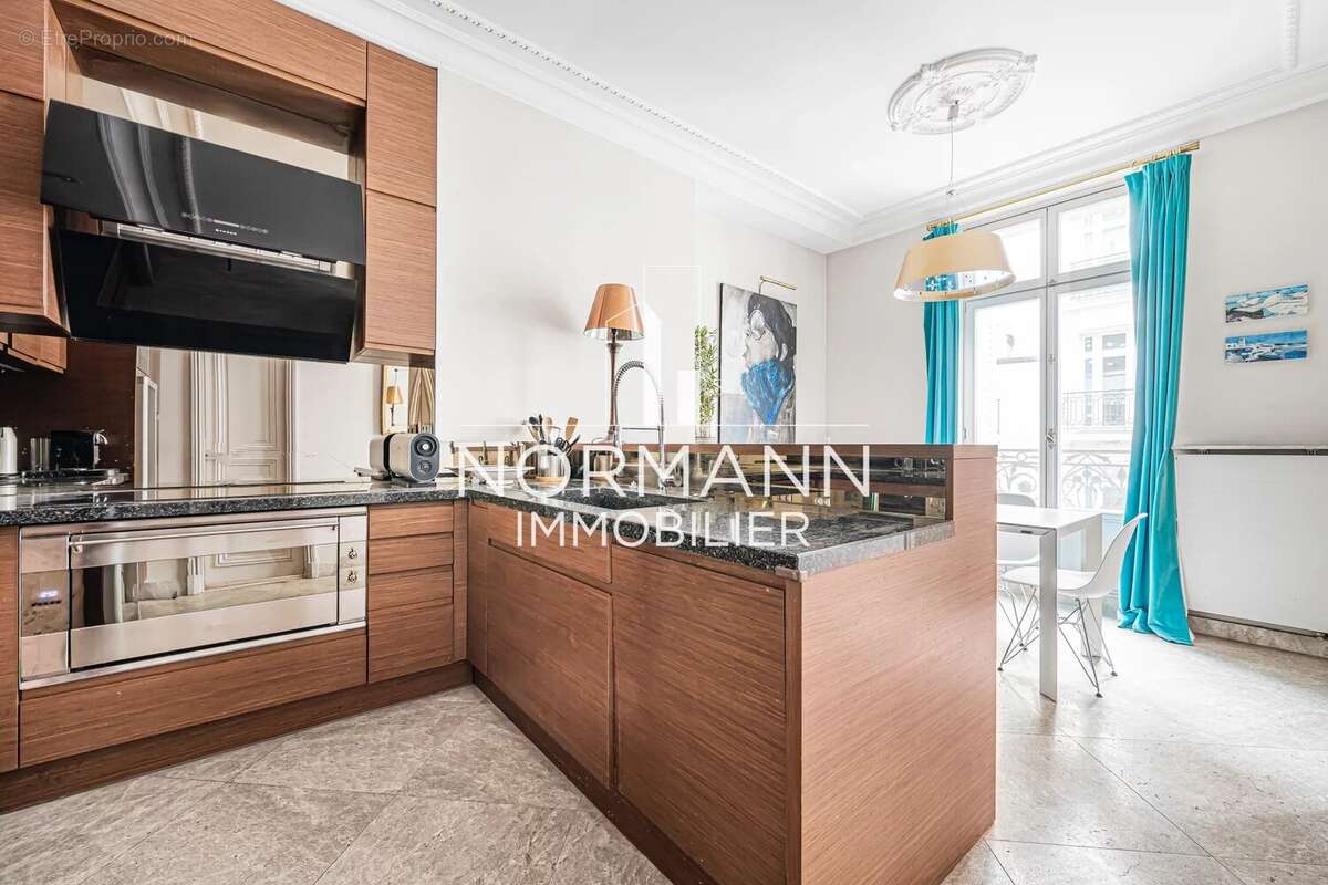 Appartement à PARIS-8E