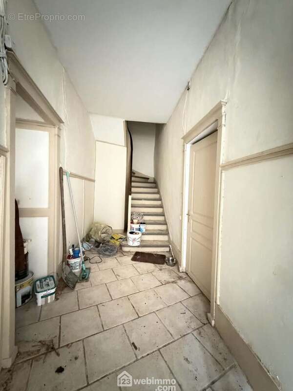 Découvrons l'intérieur, une vaste entrée distribue ... - Maison à LAON