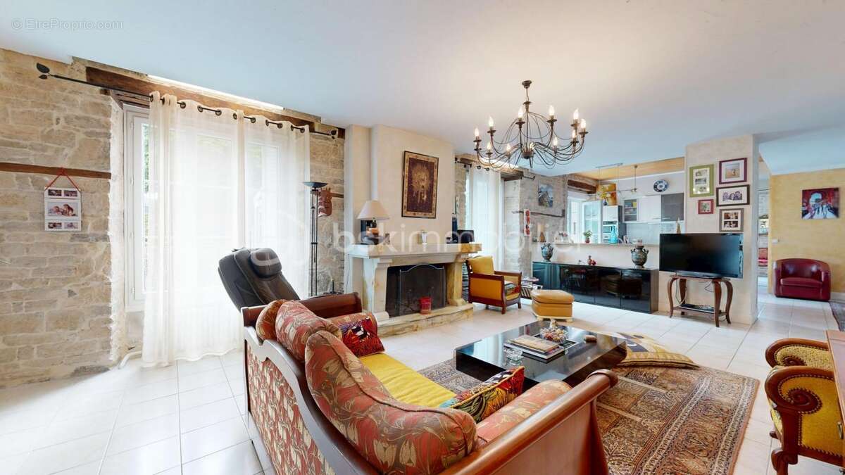 Une maison de caractère avec piscine intérieur au cœur d’un environnement paisible - photo 3
