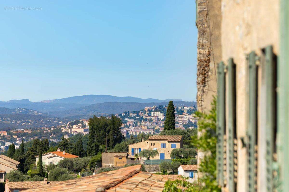 Appartement à CHATEAUNEUF-GRASSE