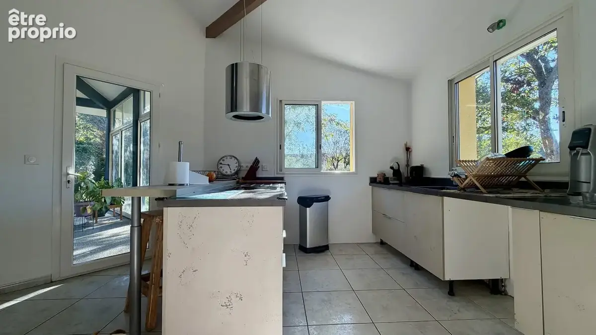 Maison T6 de 175 m² avec piscine plein sud, pool house et jacuzzi sur un terrain de 3 500 m² - photo 9