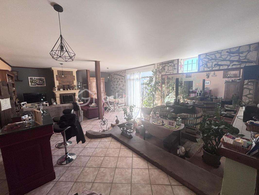  Propriété d’exception aux portes de Sonzay – Charme, volumes et potentiel unique  - photo 3