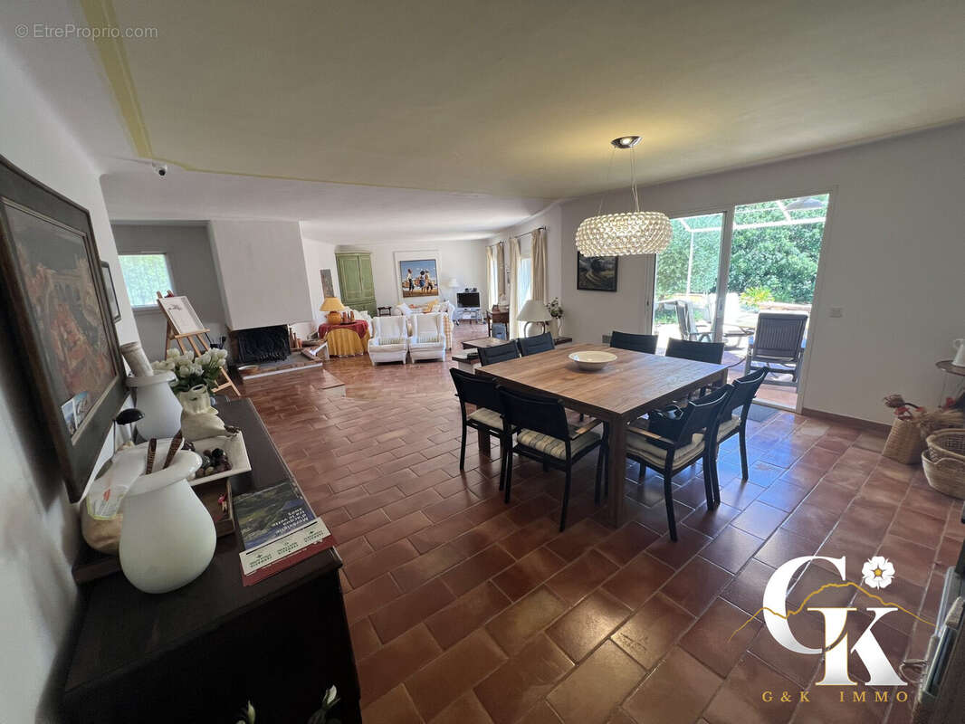 Maison 250 m² à Saint-Cyr-Sur-Mer  - photo 4