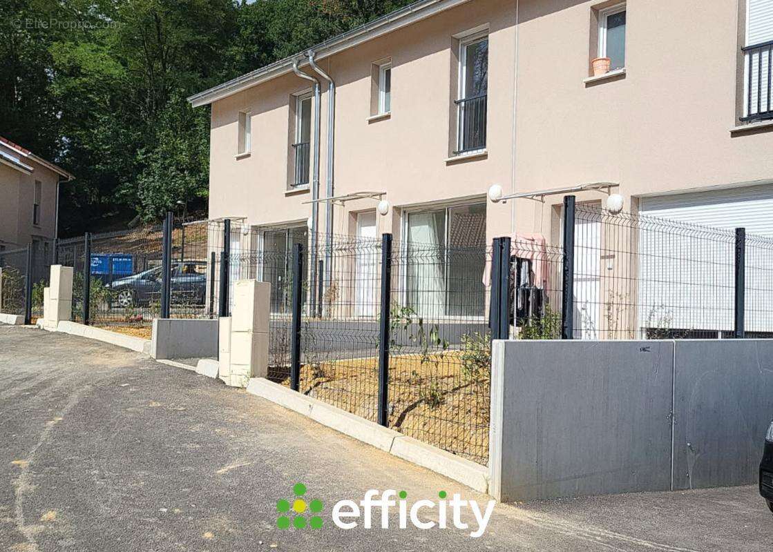 Maison à LA CHAPELLE-DE-LA-TOUR