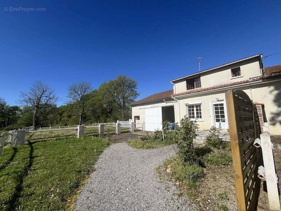 Superbe maison de campagne avec plus de 8 hectares et des boxes à chevaux - photo 13