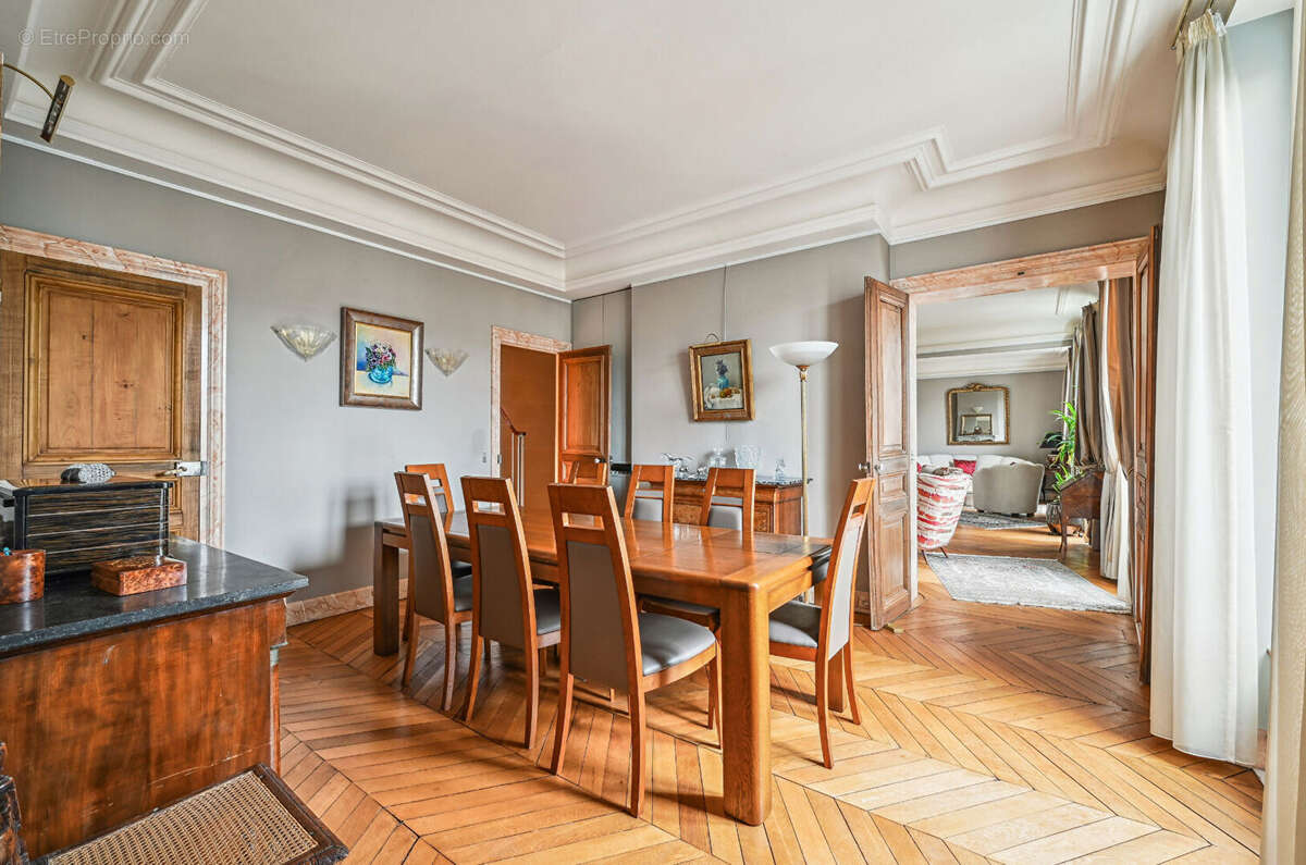 Appartement à PARIS-16E