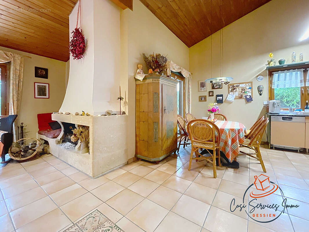 Maison à CHALLEX