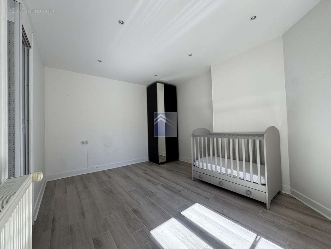 Appartement à COURBEVOIE