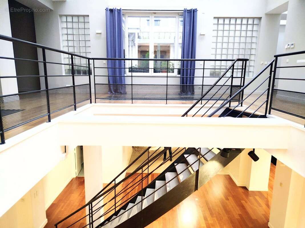 Paris10. A deux pas des Folies Bergère - Loft d'exception sous verrière, au calme sur cour pavée. - photo 6