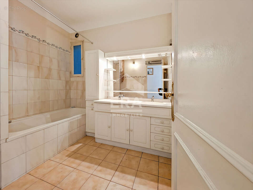 Appartement à MARSEILLE-4E
