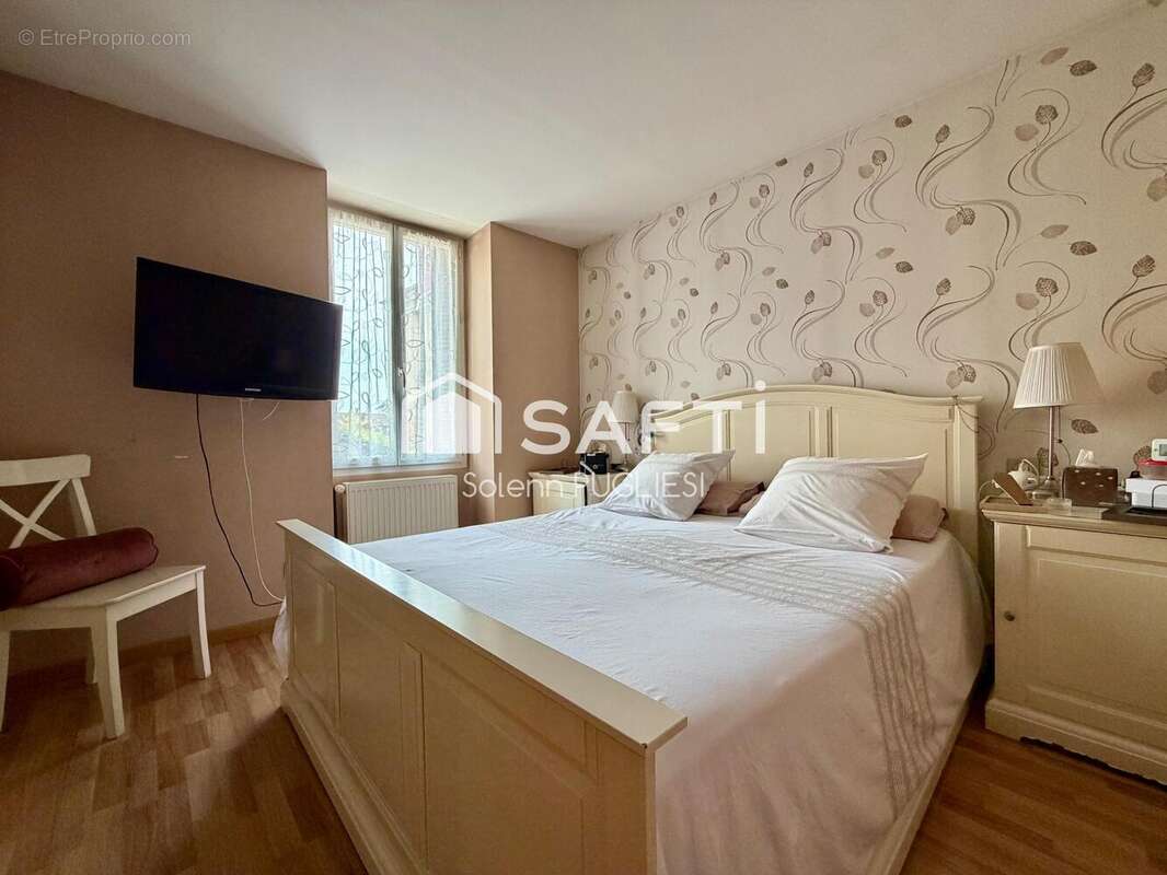 Appartement 230 m² à Colombe  - photo 7