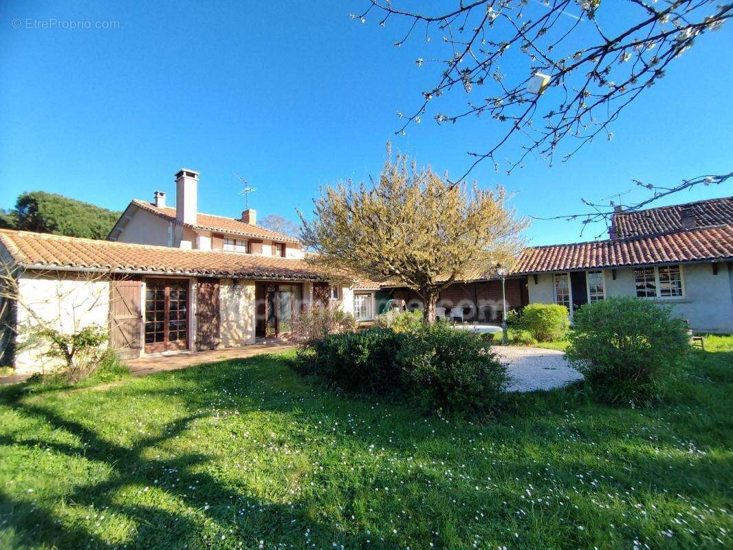 Charente, proche La Rochefoucauld, maison 200 m², piscine couverte avec terrain 5529 m² - photo 3