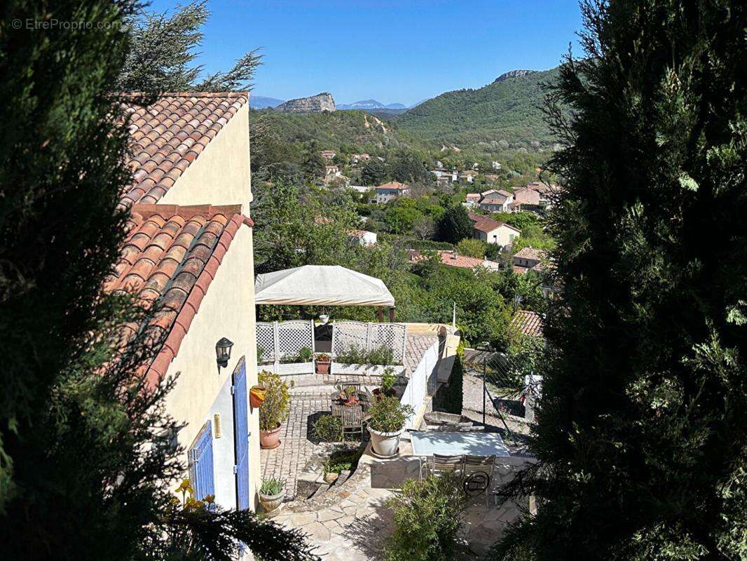 EXCLU, proche FORCALQUIER, Belle MAISON DE VILLAGE de 126 m²  avec terrasses, jardin et cour - photo 3