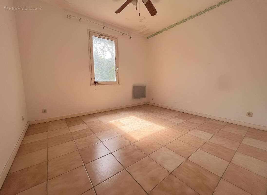 Chambre 2 - Maison à SAINTE-ANASTASIE-SUR-ISSOLE